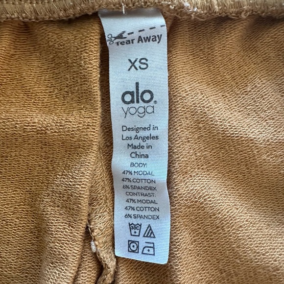 ALO Yoga Women’s Camel Joggers - Picture 4 of 4